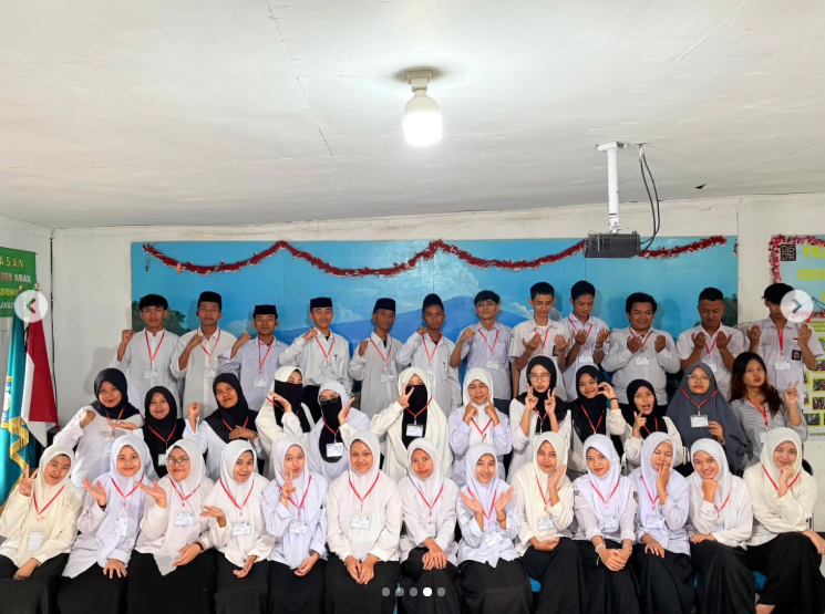 Kegiatan foto bersama alumni paket C T.P 2025/2025